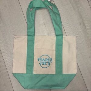 1 x Trader’s Joe pastel mini tote, limited edition 2025 Spring Released!